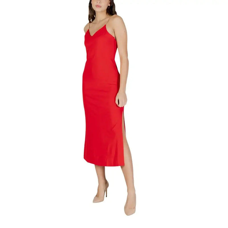 Robe midi rouge vif sans manches avec col en V et fente latérale par Morgan De Toi