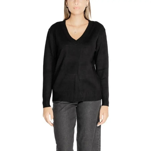 Clerè Women’s Long Black V-Neck Knit Sweater in elegant black color
