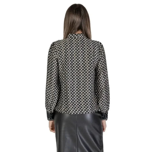 Black and white checkered long-sleeve blouse with ribbed cuffs for women’s fashion