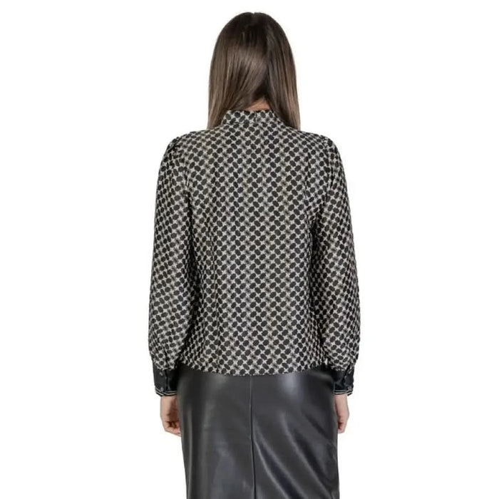 Black and white checkered long-sleeve blouse with ribbed cuffs for women’s fashion