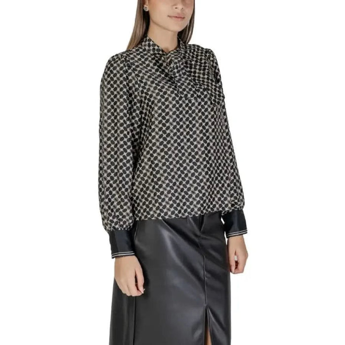 Black and white checkered blouse with long sleeves and collar for women’s fashion