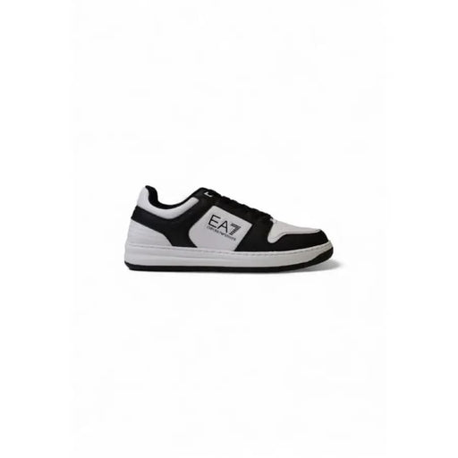 Baskets EA7 noires et blanches présentées dans la collection EA7 Homme Blanches Sneakers avec des lacets
