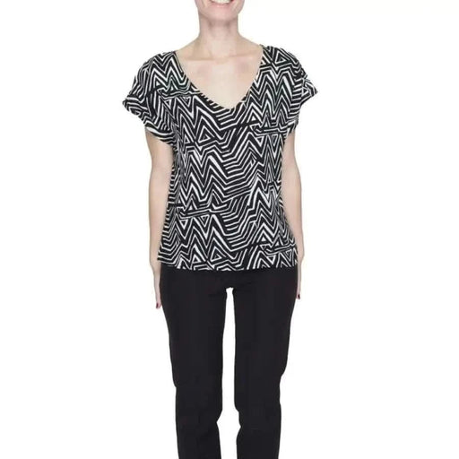Jacqueline De Yong women’s black and white patterned V-neck short-sleeved top