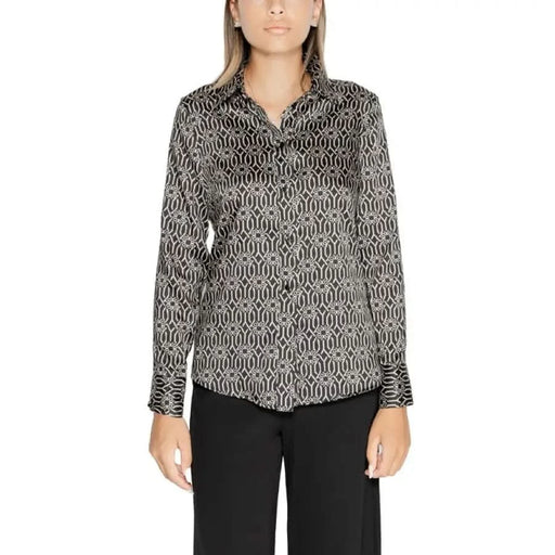 Black and white patterned Rinascimento long shirt with lapel collar and long sleeves