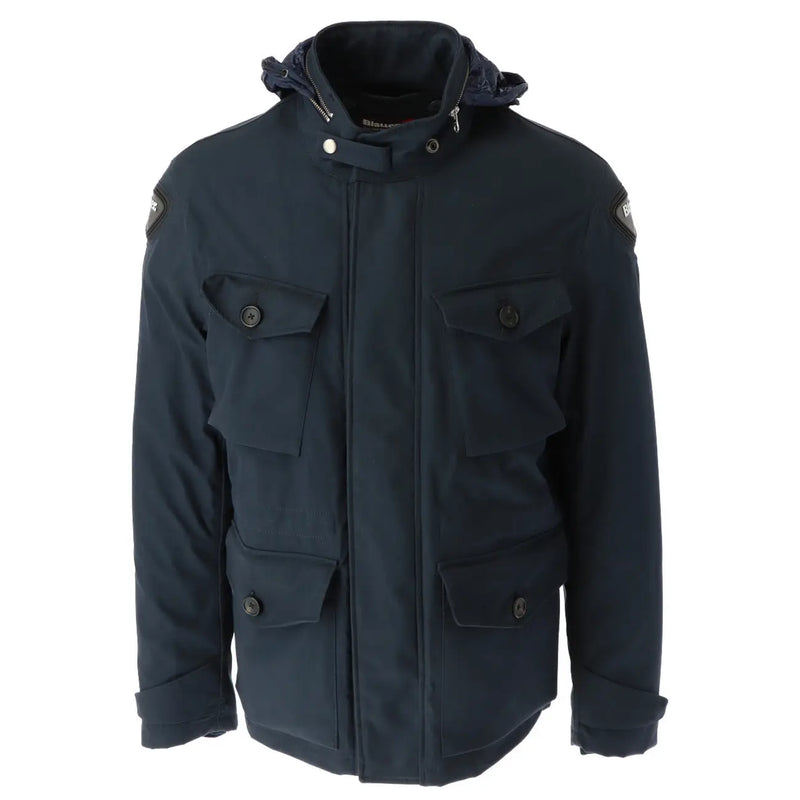 Blauer Veste d'hiver à capuche bleue pour homme, en mélange de coton bleu marine foncé, avec poches à rabat boutonnées et insigne brodé sur l'épaule.