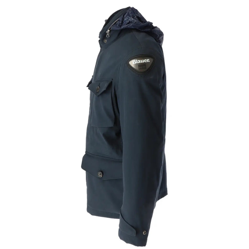Blauer Veste d'hiver à capuche bleue pour homme, en mélange de coton bleu marine foncé, avec doublure matelassée et poches à rabat boutonnées.