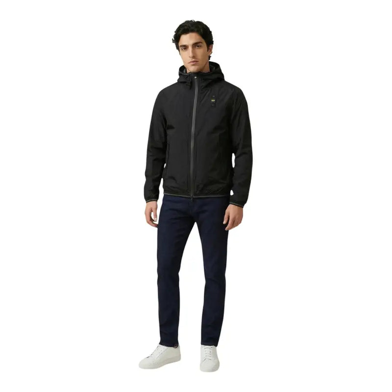 Blauer Blazer à capuche pour homme, veste en polyamide noir au design moderne et épuré, ornée de subtiles fermetures éclair grises.