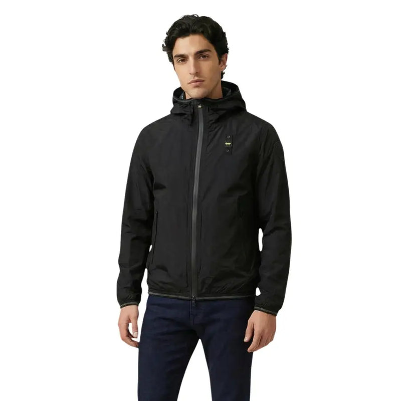 Blauer Blazer à capuche pour homme, veste en polyamide noir au design moderne et élégant, ornée de fermetures éclair grises.