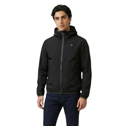 Blauer Blazer à capuche pour homme, veste en polyamide noir au design moderne et élégant, ornée de fermetures éclair grises.