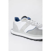 Blauer Baskets homme en cuir gris à lacets, pointure 1, tige en daim gris et blanc, semelle en caoutchouc avec détails bleus.