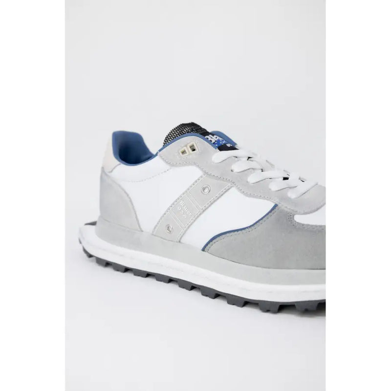 Blauer Baskets homme en cuir gris à lacets, pointure 1, tige en daim gris et blanc, semelle en caoutchouc avec détails bleus.