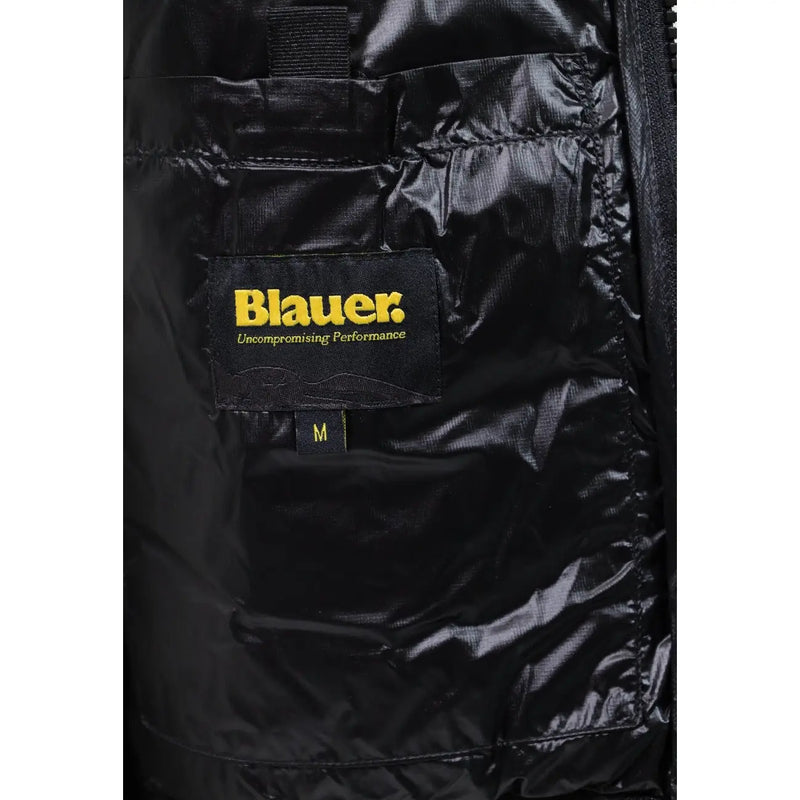 Intérieur d'une doudoune noire en polyamide avec une étiquette jaune de la marque Blauer et un indicateur de taille pour homme