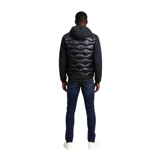 Blauer Doudoune matelassée à capuche pour homme, en polyamide noir, avec surpiqûres discrètes à motif ondulé et fermeture éclair.