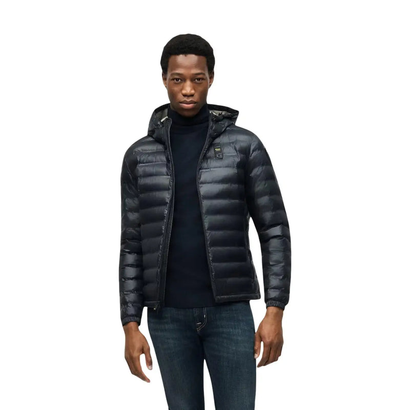 Blauer Doudoune matelassée noire pour homme en polyamide, avec capuche et logo discret sur la poitrine, idéale pour l'hiver.