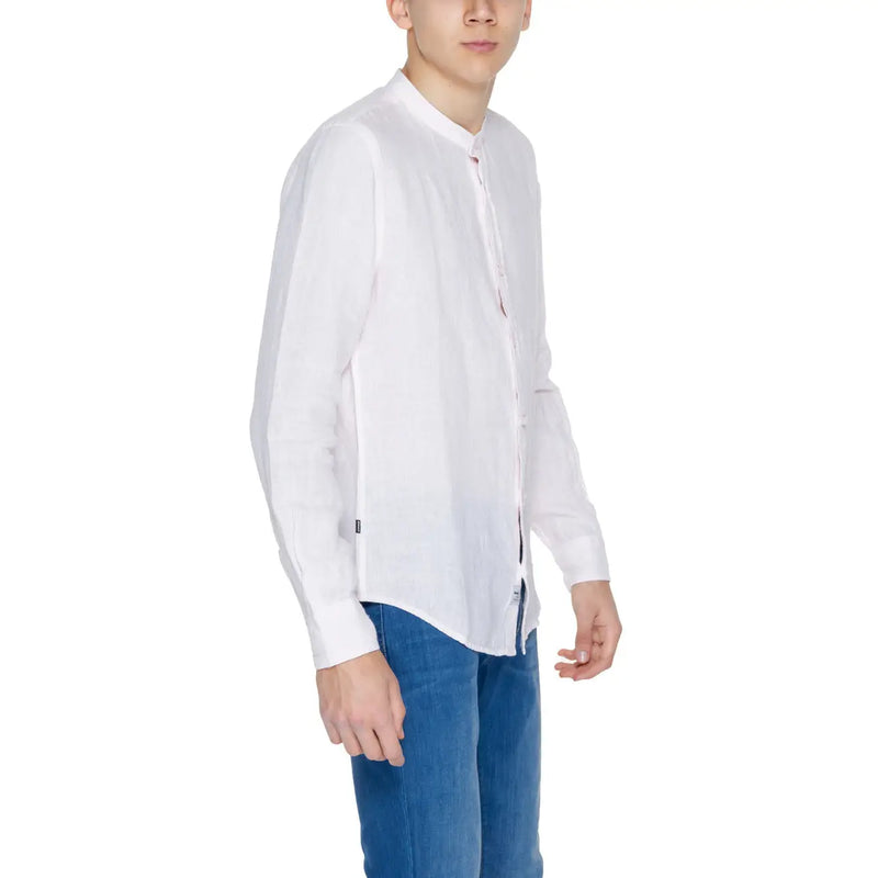 Blauer Chemise mandarine rose en lin pour homme, blanche à manches longues, boutonnée, avec col mandarin et fentes latérales discrètes.
