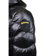 Blauer Doudoune noire pour homme avec texture matelassée brillante et écusson brodé en forme de bouclier (vue de devant)