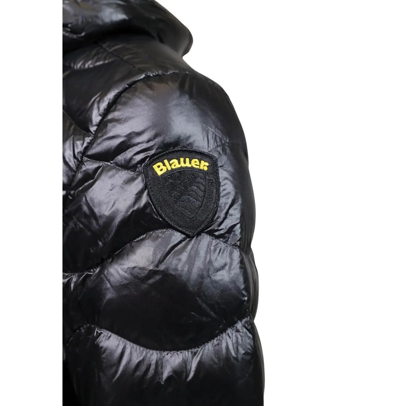 Blauer Doudoune noire pour homme avec texture matelassée brillante et écusson brodé en forme de bouclier (vue de devant)