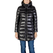 Blauer Veste d'hiver à capuche en nylon noir pour femme, avec une texture matelassée brillante et une capuche pour temps froid.