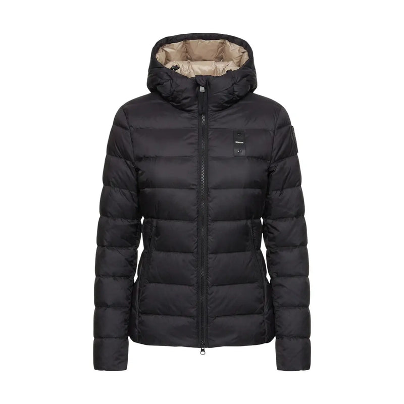 Blauer Doudoune à capuche noire en polyamide pour femme, doublure de capuche beige, empiècements matelassés et écusson de la marque sur la poitrine