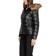 Blauer Doudoune matelassée noire en polyamide pour femme, avec capuche doublée de fourrure et écusson logo sur l'épaule.