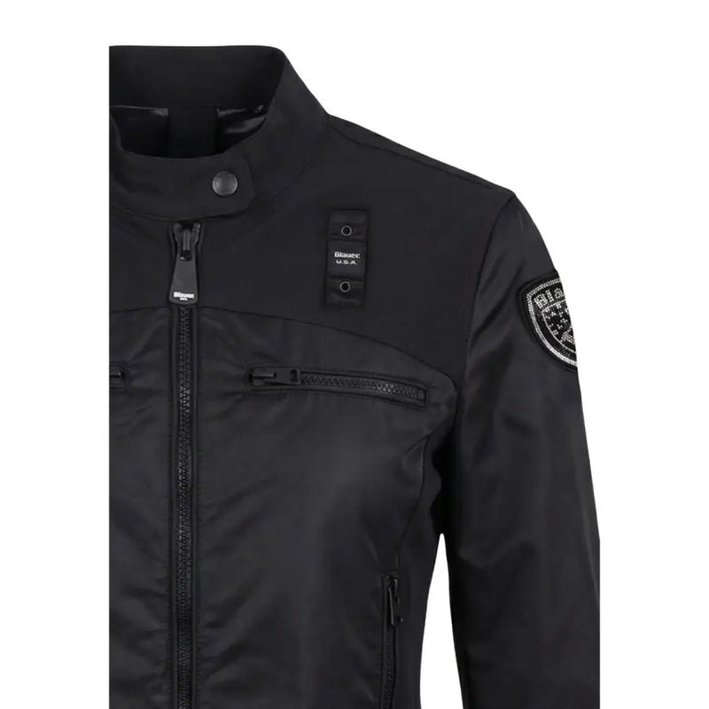 Black Bianca USA porte un blazer noir à col roulé zippé pour femme, avec poches avant et fermeture éclair.