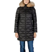 Blauer Veste matelassée à capuche pour femme en nylon noir, avec capuche doublée de fourrure beige et écussons discrets de la marque.
