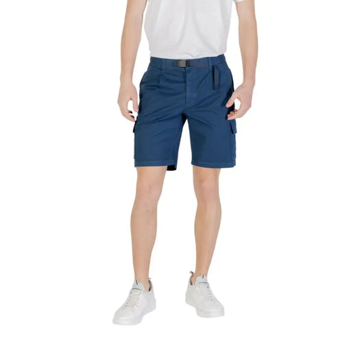 Short cargo bleu présenté dans la collection Black Cargo Shorts collection de produits