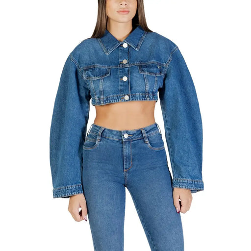 Blue classic blazer in blue denim with long sleeves button closures and front pockets for casual wear