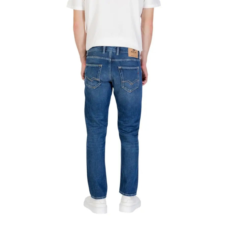 Jean en denim bleu à coupe classique, légèrement délavé et poches arrière cousues, vu de dos