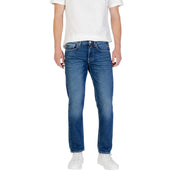 Jean classique en denim bleu, coupe droite et délavage subtil, confectionné en denim de coton résistant.
