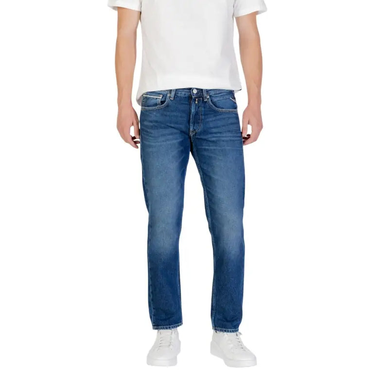 Jean classique en denim bleu, coupe droite et délavage subtil, confectionné en denim de coton résistant.