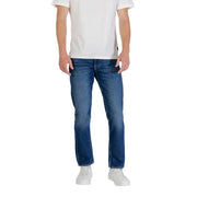 Jean en denim bleu classique, coupe droite, délavage moyen avec un effet délavé subtil et des détails usés.