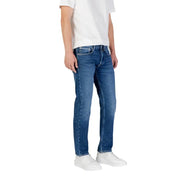 Jean en denim bleu résistant, coupe droite classique et délavage subtil pour un style décontracté.