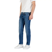 Jean en denim bleu, coupe classique et délavage subtil laissant apparaître l'arrière, avec le logo Calvin Klein sur la poche.