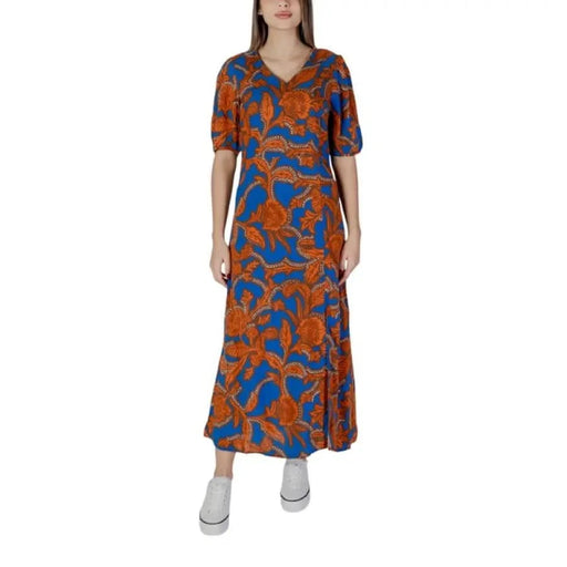 Robe longue à fleurs bleues et oranges de B.young Robe à col en V fleurie marron 100% viscose