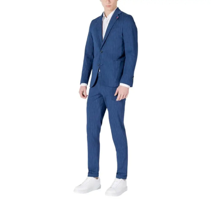Mulish Blue Pinstripe Men’s Suit featuring V Neck and Lapel Collar design