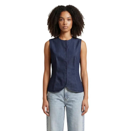 Gilet sans manches bleu marine en mélange de coton, boutonné sur le devant, coupe ajustée et plis à la taille.