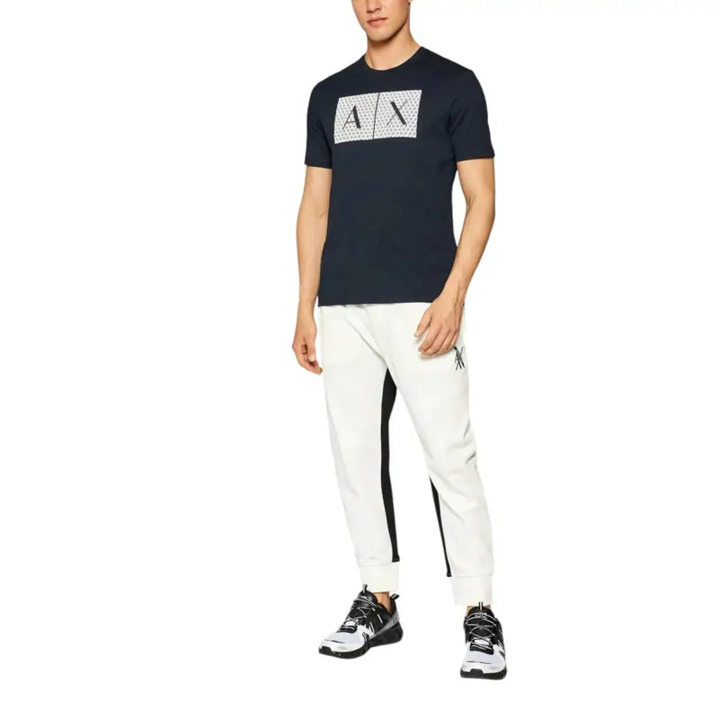 T-shirt bleu marine à manches courtes avec un logo AX géométrique blanc sur la poitrine, idéal pour un style décontracté.
