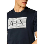 T-shirt bleu marine foncé à manches courtes avec logo hache blanc en gras et motif géométrique triangulaire sur le devant