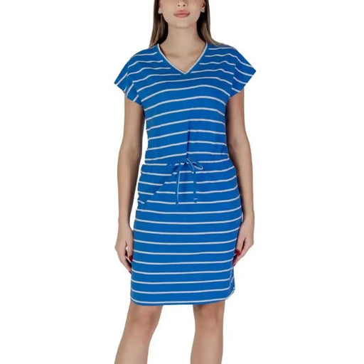 Robe à rayures bleues et blanches présentée dans B.young Robe courte orange à col en V pour femme