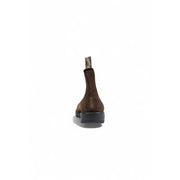 Bottine Chelsea Blundstone pour homme en cuir et daim marron, semelle en caoutchouc noir et languette arrière dévoilant l'arrière.