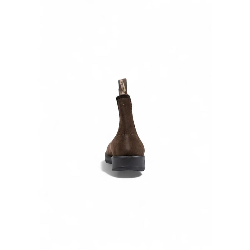 Bottine Chelsea Blundstone pour homme en cuir et daim marron, semelle en caoutchouc noir et languette arrière dévoilant l'arrière.