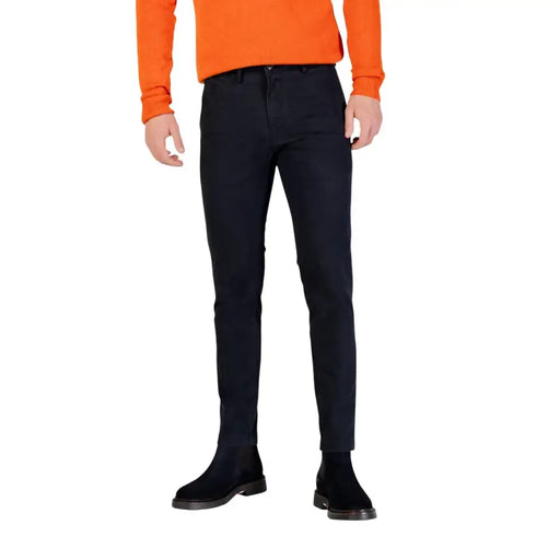 Borghese Pantalon noir pour homme, coupe slim, modèle classique à cinq poches et détails de surpiqûres discrets.