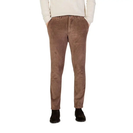 Pantalon slim en velours côtelé marron avec fines côtes verticales, issu de la collection de pantalons pour hommes Borghese.