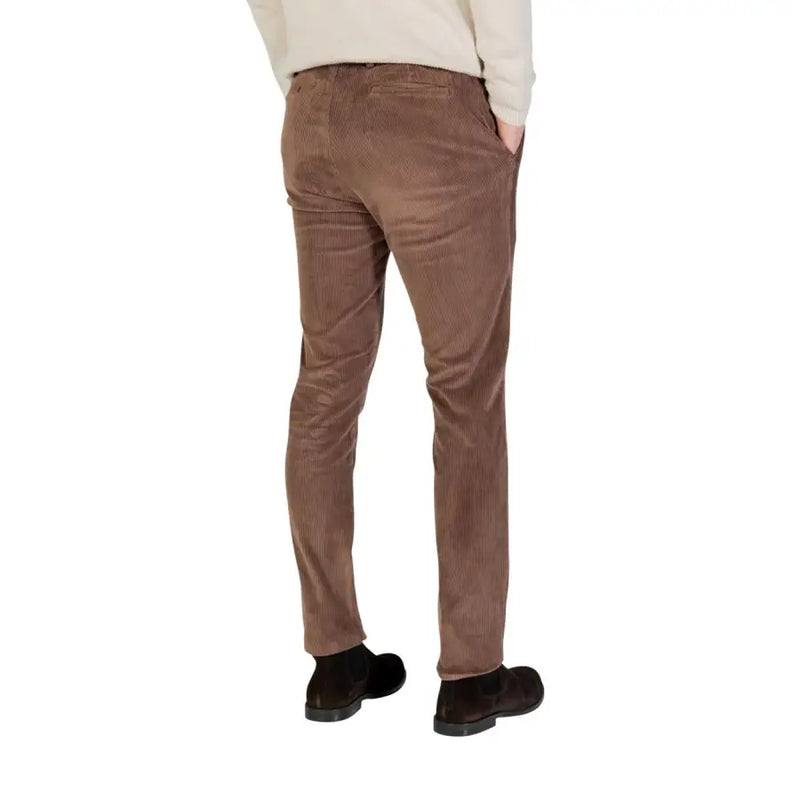 Borghese Pantalon homme en velours côtelé marron coupe slim, avec de subtiles côtes verticales pour un look soigné.