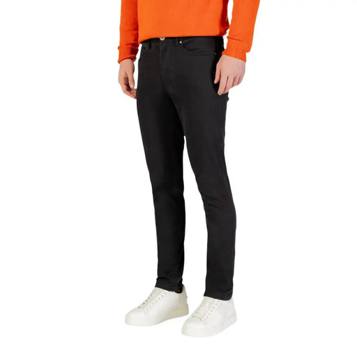 Borghese Jean slim noir pour homme, coupe classique à cinq poches et détails de surpiqûres discrets.