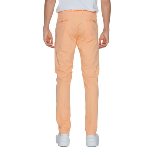 Borghese Pantalon chino slim couleur pêche pour homme, avec une texture subtile et des surpiqûres apparentes, idéal pour les tenues habillées.