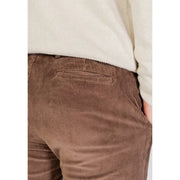 Pantalon en velours côtelé marron à texture côtelée subtile et poche arrière classique, vu de dos par Borghese