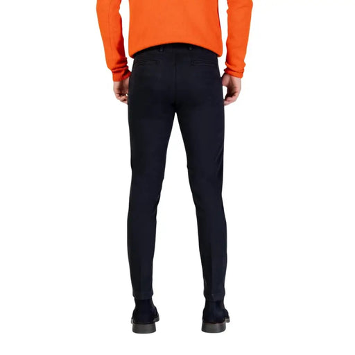 Noir slim fit Borghese Pantalon pour homme en tissu lisse et ajusté, avec poches arrière classiques, vu de dos