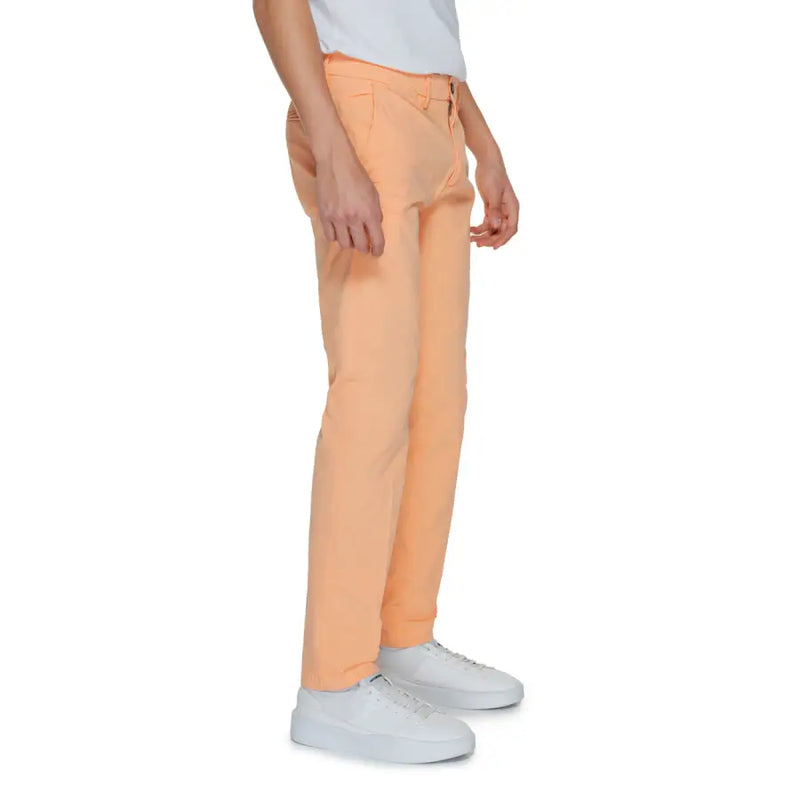 Une paire de jeans slim couleur pêche Borghese Pantalon pour homme confectionné dans un tissu en mélange de coton lisse
